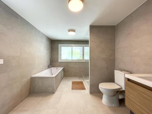 une salle de bain avec une baignoire, des toilettes et un lavabo dans l'établissement VILLA VALENTINA BORD DE MER AU CALME, à Antibes