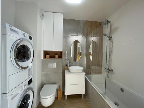 W łazience znajduje się pralka i umywalka. w obiekcie Blue Apartment w Kielcach