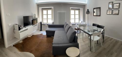 Una sala de estar con un sofá y un televisor. en [M.S.A. Il Salotto Casalese], en Casale Monferrato