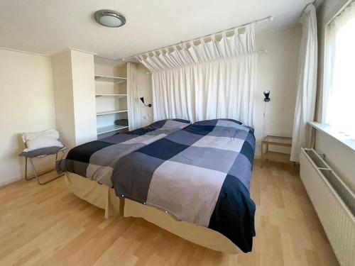 een slaapkamer met een groot bed in een kamer bij Holiday Home Afterdaan by Interhome in Elim
