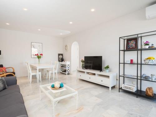 TV a/nebo společenská místnost v ubytování Apartment Vista Levante-1 by Interhome