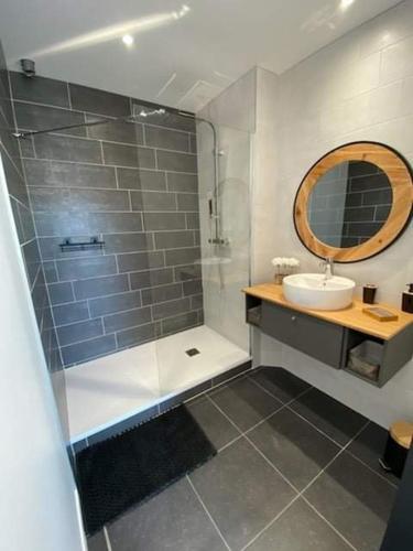 La salle de bains est pourvue d'une douche, d'un lavabo et d'un miroir. dans l'établissement chambre Zen, à Marseillan