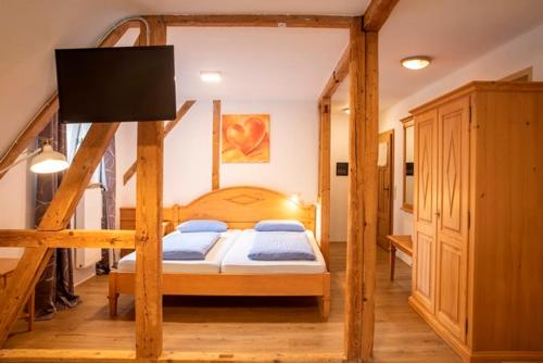 Katil atau katil-katil dalam bilik di Naturhotel Holzwurm