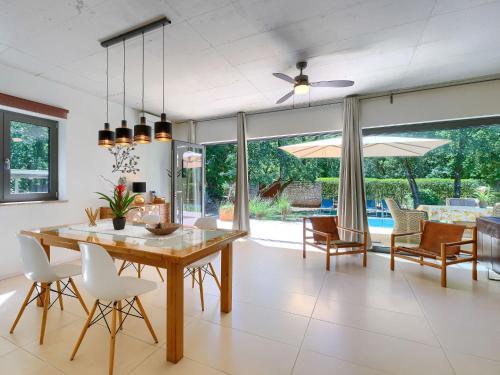 jadalnia ze stołem i krzesłami w obiekcie Holiday Home Villa Frleti by Interhome w mieście Umag