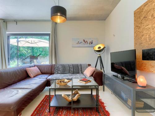 salon z kanapą i telewizorem w obiekcie Holiday Home Villa Frleti by Interhome w mieście Umag