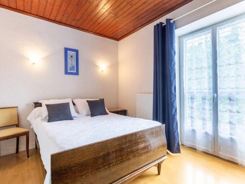 une chambre avec un lit et une grande fenêtre dans l'établissement Holiday Home Le Bois Bourdin by Interhome, à Pontorson