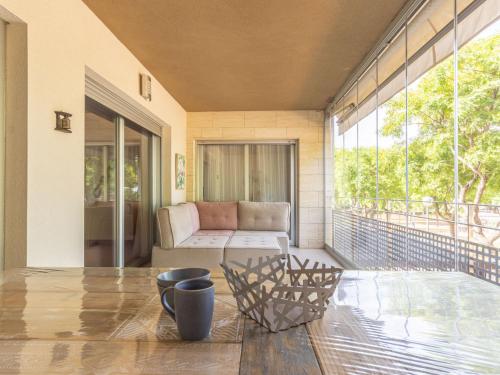 Un porche cubierto con un sofá en un patio. en Apartment Luxor by Interhome, en Torredembarra