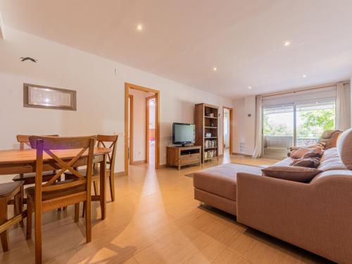 Una sala de estar con un sofá y una mesa de comedor. en Apartment Luxor by Interhome, en Torredembarra