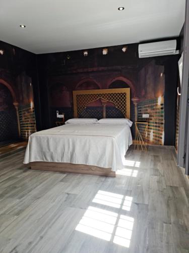 una camera con letto e muro di mattoni di Apartamento Luxury Suite Huelva Zona Centro a Huelva