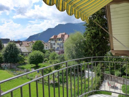 balcón con vistas a la ciudad en Apartment Henry's Apartment 300 by Interhome, en Interlaken