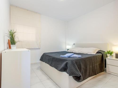 1 dormitorio blanco con 1 cama en una habitación en Apartment Gran Reserva-35 by Interhome, en Empuriabrava