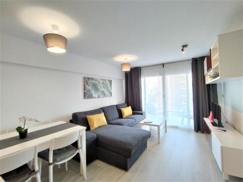 een woonkamer met een bank en een tafel bij Apartment Dona I by Interhome in Benidorm