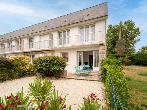 - une vue sur l'extérieur d'une maison avec un jardin dans l'établissement Holiday Home Les Dunes-3 by Interhome, à Quiberon