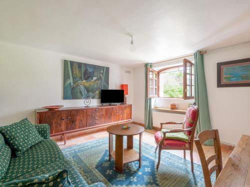 un salon avec un canapé et une télévision dans l'établissement Holiday Home Les Tourelles by Interhome, à Dinard