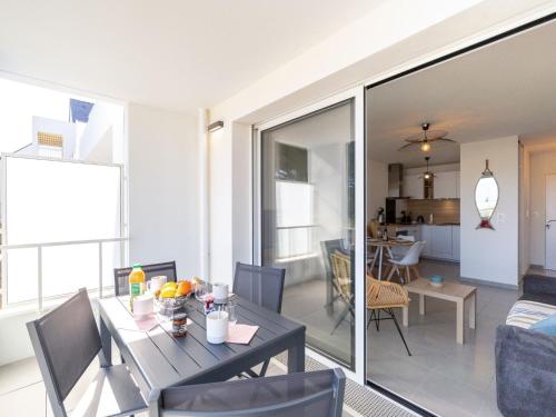 une salle à manger et un salon avec une table et des chaises dans l'établissement Apartment Passage Saint-Clément by Interhome, à Quiberon