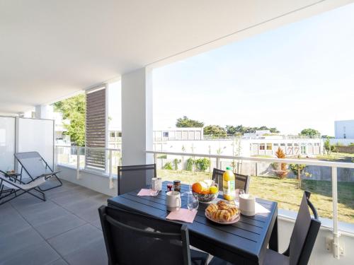 une table avec un bol de nourriture sur un balcon dans l'établissement Apartment Passage Saint-Clément by Interhome, à Quiberon