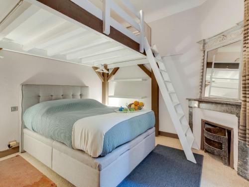 Uma ou mais camas em beliche em um quarto em Apartment Chalet Joannezon by Interhome