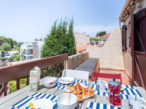 stół z jedzeniem na balkonie w obiekcie Apartment Les Cyprès by Interhome w mieście Bandol