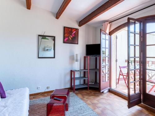 salon z drzwiami otwierającymi się na balkon w obiekcie Apartment Les Cyprès by Interhome w mieście Bandol