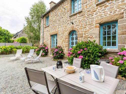 A restaurant or other place to eat at Holiday Home La Vallée by Interhome