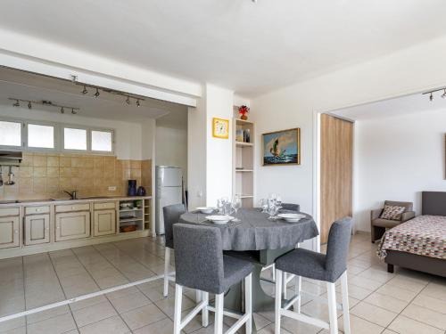 une cuisine et un salon avec une table et des chaises dans l'établissement Studio Le Grand Large-5 by Interhome, au Lavandou