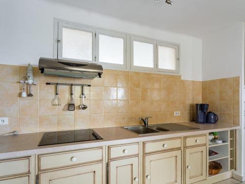 une cuisine avec un évier et un plan de travail dans l'établissement Studio Le Grand Large-5 by Interhome, au Lavandou