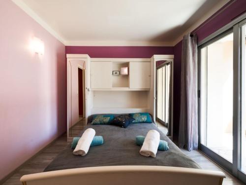 une chambre avec un grand lit avec deux oreillers dans l'établissement Apartment Le Morélia by Interhome, à Cannes