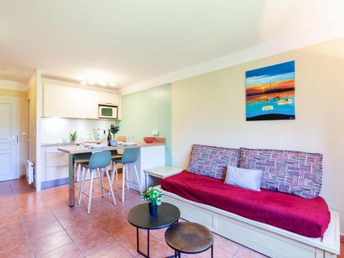 un salon avec un canapé et une cuisine dans l'établissement Apartment Domaine VarAzur by Interhome, aux Issambres