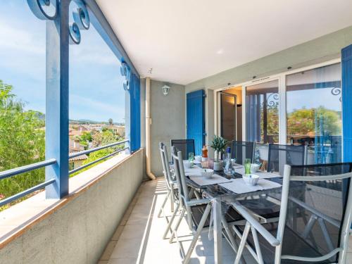 une salle à manger avec une table et des chaises sur un balcon dans l'établissement Apartment Terre du Soleil-1 by Interhome, à Sainte-Maxime