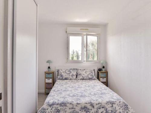 une chambre blanche avec un lit et une fenêtre dans l'établissement Apartment Cimiez Les Pins by Interhome, à Nice