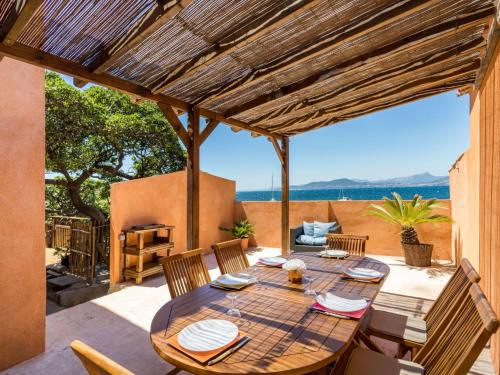 een tafel op een patio met uitzicht op de oceaan bij Villa La Madrague by Interhome in Hyères
