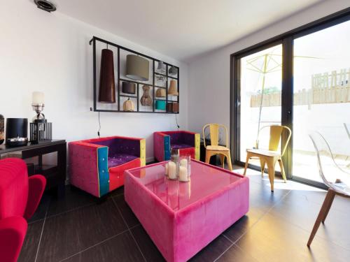salon z różową kanapą i krzesłami w obiekcie Holiday Home Le Rahic by Interhome w mieście Carnac