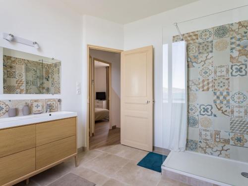 une salle de bain avec un lavabo et une douche dans l'établissement Villa La Madrague by Interhome, à Hyères