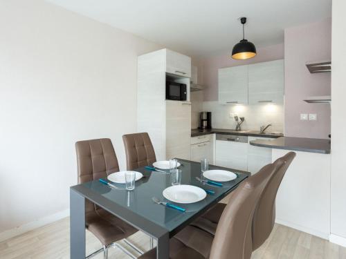 - une table à manger et des chaises dans la cuisine dans l'établissement Apartment Montjoie- Bat A by Interhome, à Saint-Malo