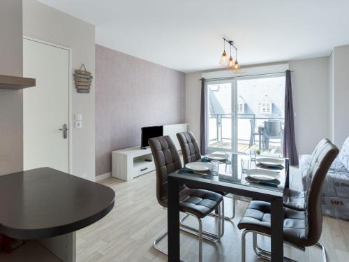 une salle à manger avec une table et des chaises noires dans l'établissement Apartment Montjoie- Bat A by Interhome, à Saint-Malo