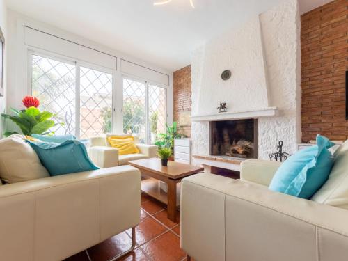 sala de estar con muebles blancos y chimenea en Holiday Home Cantamar by Interhome, en Torredembarra