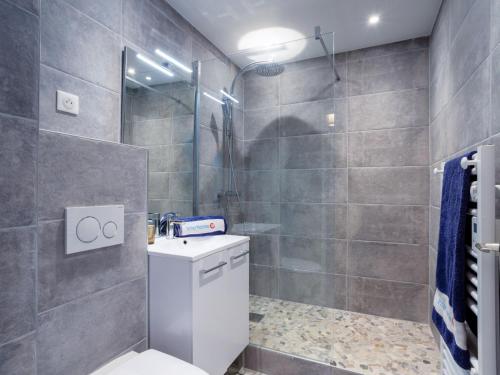 une salle de bain avec une douche, des toilettes et un lavabo dans l'établissement Apartment Rue de l'Amarrage by Interhome, à Grimaud