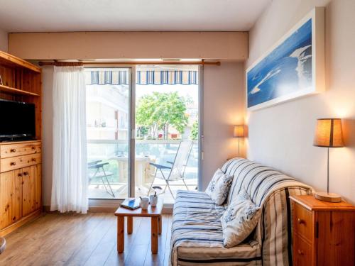 un salon avec un canapé et une grande fenêtre dans l'établissement Studio Joséphine-1 by Interhome, à Arcachon
