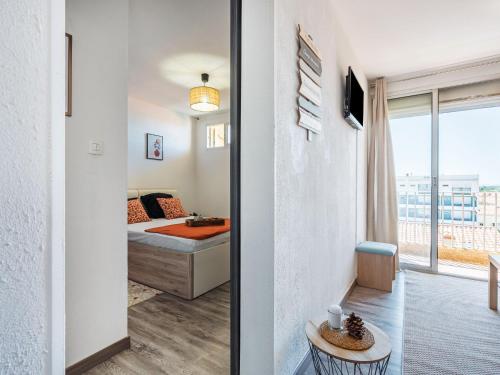 une pièce avec un lit et une chambre avec une fenêtre dans l'établissement Apartment Babel by Interhome, à Canet