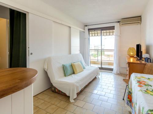 un salon avec une chaise et une fenêtre dans l'établissement Apartment Saint James-13 by Interhome, au Lavandou