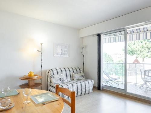 un salon avec une table et un canapé dans l'établissement Studio Joséphine-2 by Interhome, à Arcachon