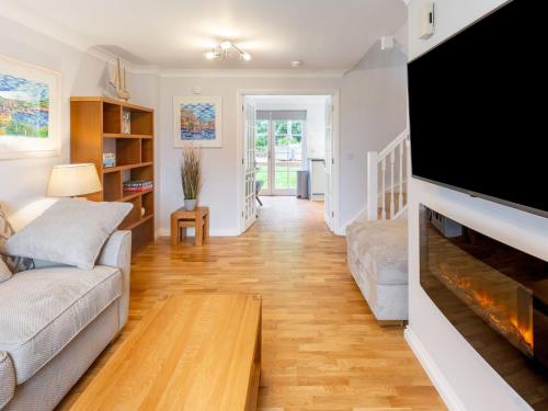 een woonkamer met een grote flatscreen-tv bij Holiday Home Sea Echo by Interhome in St Austell