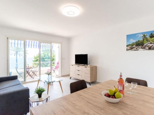 - un salon avec une table et une corbeille de fruits dans l'établissement Apartment Les Trois Caps by Interhome, à Cagnes-sur-Mer
