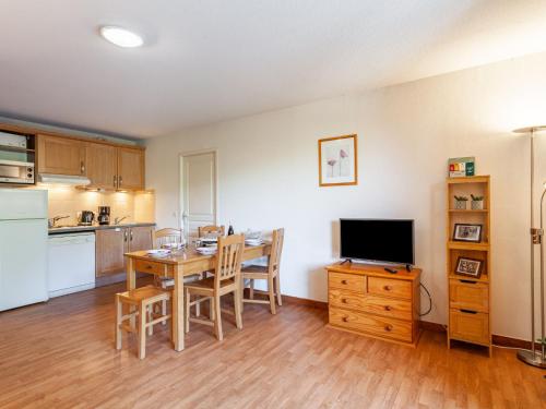 une cuisine et une salle à manger avec une table et une télévision dans l'établissement Apartment Les terrasses des bottières-2 by Interhome, à Saint-Pancrace