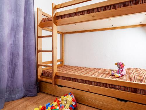 - une petite fille assise sur un lit superposé dans l'établissement Apartment Les terrasses des bottières-2 by Interhome, à Saint-Pancrace