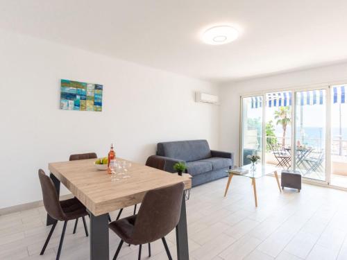 un salon avec une table et un canapé dans l'établissement Apartment Les Trois Caps by Interhome, à Cagnes-sur-Mer
