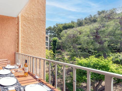 balkon ze stołem i krzesłami w obiekcie Studio Les Aigues Marines-63 by Interhome w mieście Saint-Cyr-sur-Mer