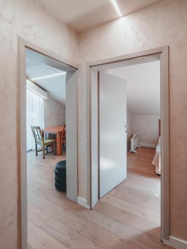two sliding doors in a room with a dining room at Motel Almy in Zenica