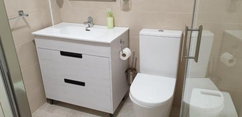 A bathroom at CHILLOUT LA RIOJA