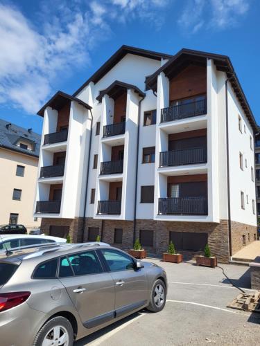 un coche aparcado delante de un edificio en Kutak11, en Zlatibor